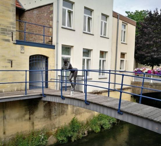 Rara waar staat deze naakte dame?