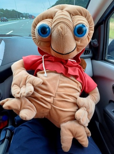 Grote E.T. knuffel reist met mij mee