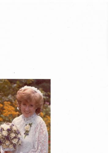 <a class="removable-mention" href="/useroverview/76006/Marjolein" data-mentionid="76006">@Marjolein</a> Wij waren 22 jaar en toen we trouwden 23. Oh mijn trouwjurk, was niet echt prinsesserig, niet echt wit en al helemaal geen sluier of hoed. Het was een kam met linten eraan en een vriendin had mijn haar gedaan. Bus haarlak erin en het bleef een hele dag zitten. Ik heb meerdere kanten. Vond het vroeger echt heel leuk om me op te tutten. Mooie kleren aan, stiletto's aan en dansen maar. Soms nog, zo wil ik voor de vakantie weer wat leuke kleding kopen. De andere keer kon ik in mijn spijkerbroek en cowboy-laarzen lekker aan de bar hangen en ouwehoeren. Het lag er maar net aan hoe mij mijn mood was. Die jurk was een afgeprijsde. Hij hing in het rek van jurken die uit het seizoen was. Helemaal prima, voor die ene dag. Niks geen 1000den guldens. Nog geen 500 gulden geloof ik. Mijn ouders kwamen er met een kooppie vanaf hahaha. Na die mooie dag heb ik hem uitgetrokken en bij mijn ouders achtergelaten. Nooit meer gezien.  Met 20 jaar was ik er totaal niet mee bezig. Het is dat ik hem tegenkwam en direct BAF. Die andere scharrels, waren scharrels hahaha.