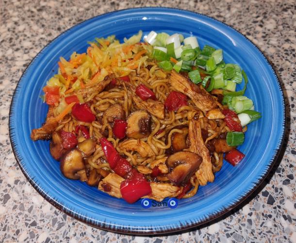 Sannie's Oosters wokgerecht met gepluisde kip