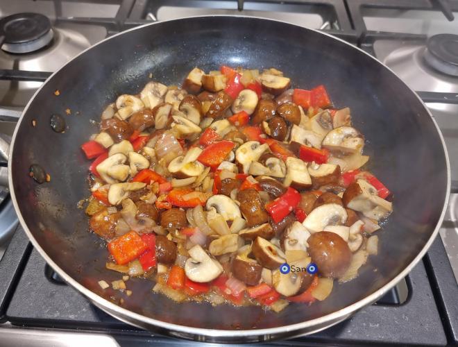 Sannie's Oosters wokgerecht met gepluisde kip