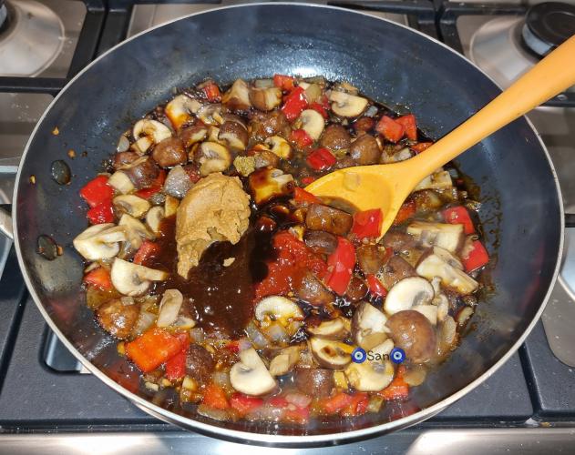 Sannie's Oosters wokgerecht met gepluisde kip