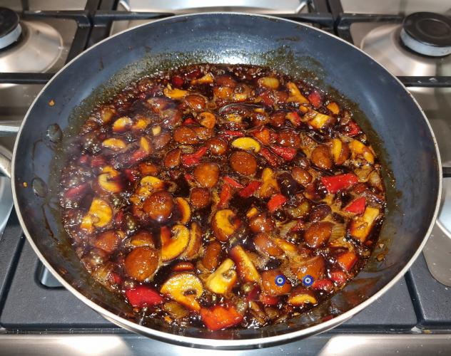 Sannie's Oosters wokgerecht met gepluisde kip