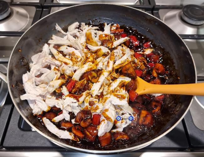 Sannie's Oosters wokgerecht met gepluisde kip