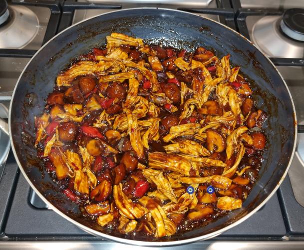 Sannie's Oosters wokgerecht met gepluisde kip