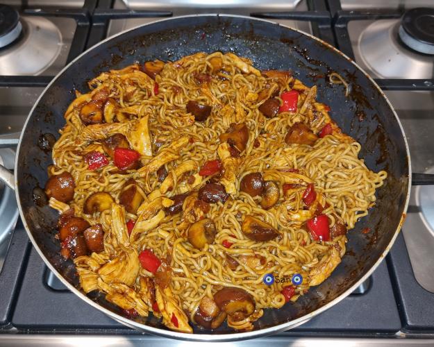 Sannie's Oosters wokgerecht met gepluisde kip