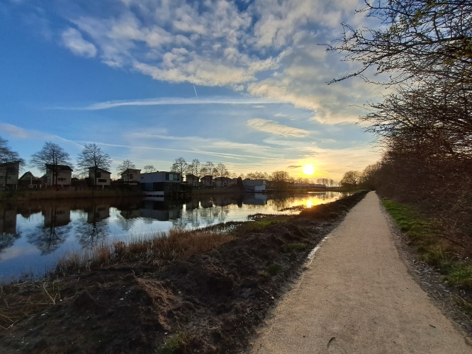 Zonsondergang tijdens een buurtwandeling