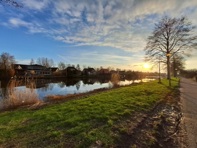 Zonsondergang tijdens een buurtwandeling