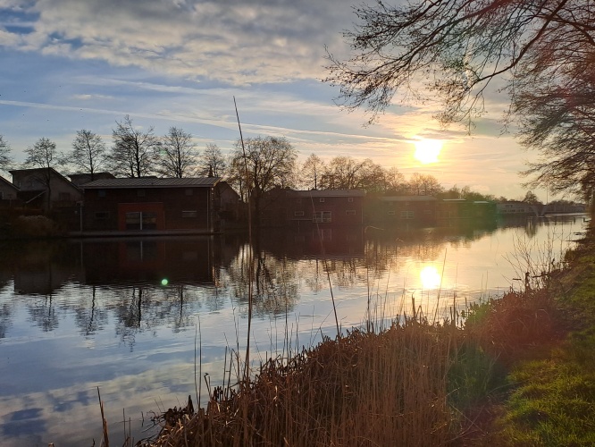 Zonsondergang tijdens een buurtwandeling