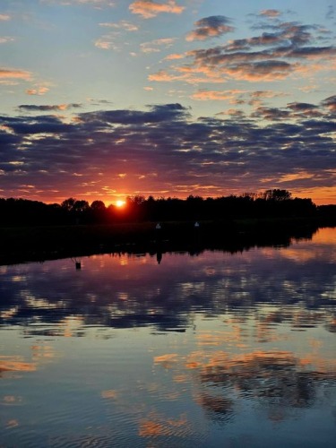 ondergaande zon bij de ijssel