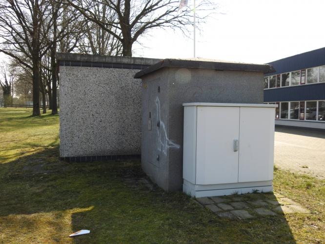 Van het kastje naar de muur.