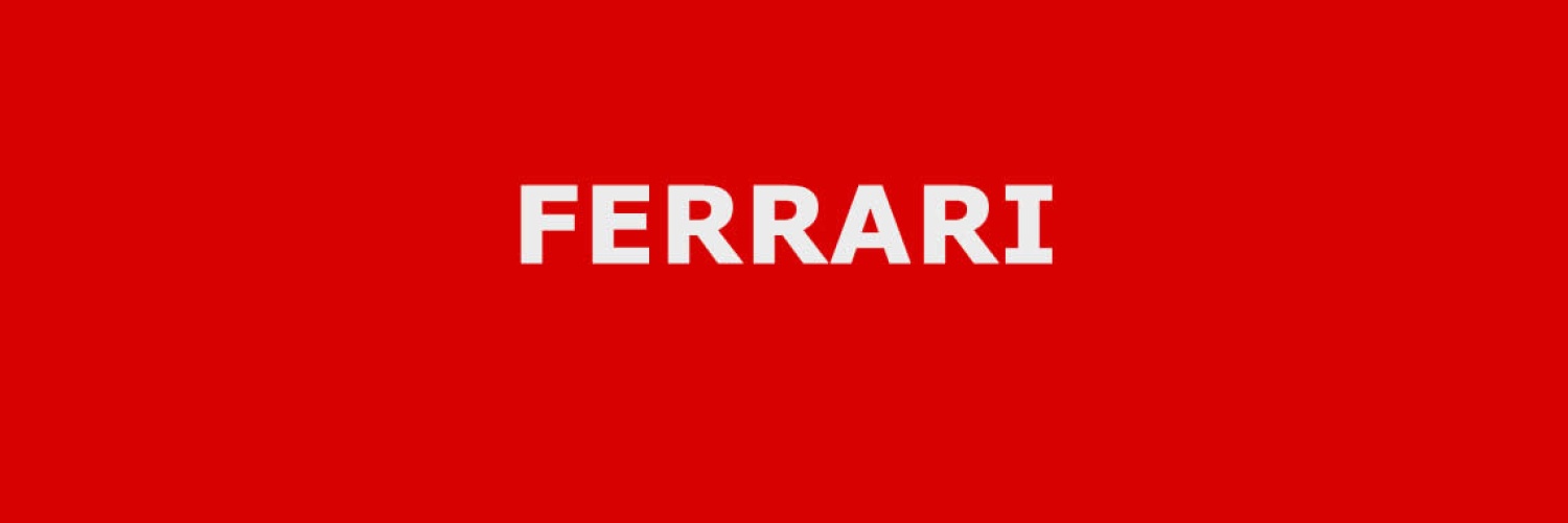 Een rode auto met een paard