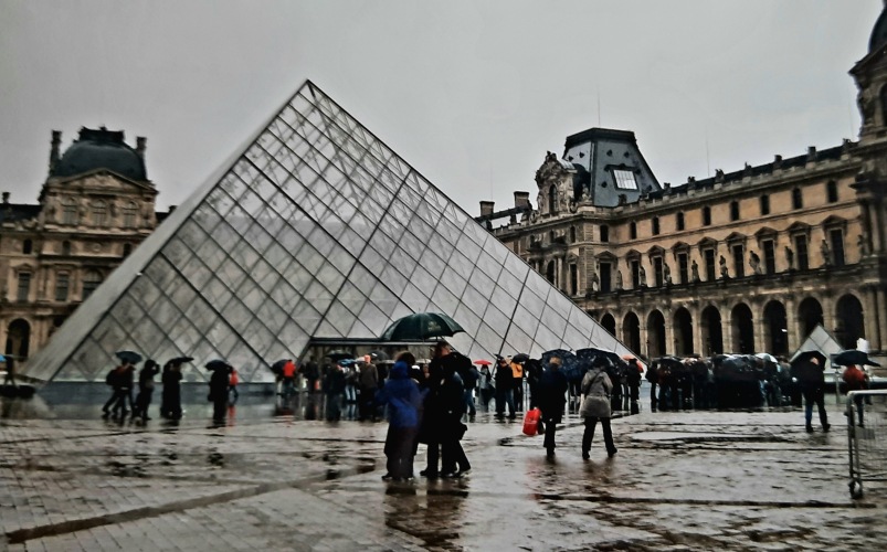 Pyramide van het Louvre in Parijs......