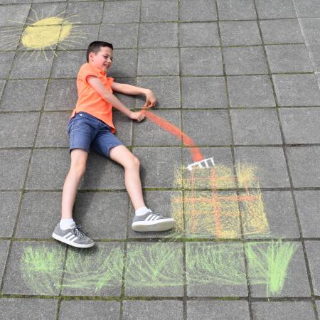 Ondertussen gemaakt : krijttekening door kind zelf , foto met kind er in.