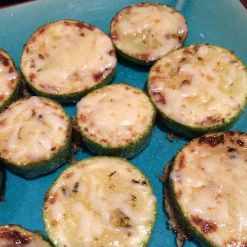 <a class="removable-mention" data-mentionid="101989" href="/useroverview/101989/Madeleine">@Madeleine</a> Ik strooi mijn look en mijn oregano in de olie, door de courgette aan 2 kanten te bakken, kleven de kruiden sowieso aan de courgetterondjes. Soms strooi ik er wel nog een beetje geraspte kaas over.