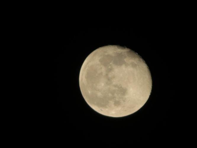 De maan door het dakraam