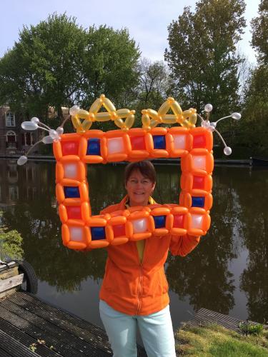 Als echte Hollander al vele koninginnen en koningsdagen meegemaakt.  Vroeger vele vrijmarkten met de kinderen maar de laatste 15 jaar zijn het altijd werkdagen als ballonartiest geweest.
Foto heb ik ooit al eens op Yoors laten zien, maar blijkbaar heb ik de blog toch weg gedaan ;-)