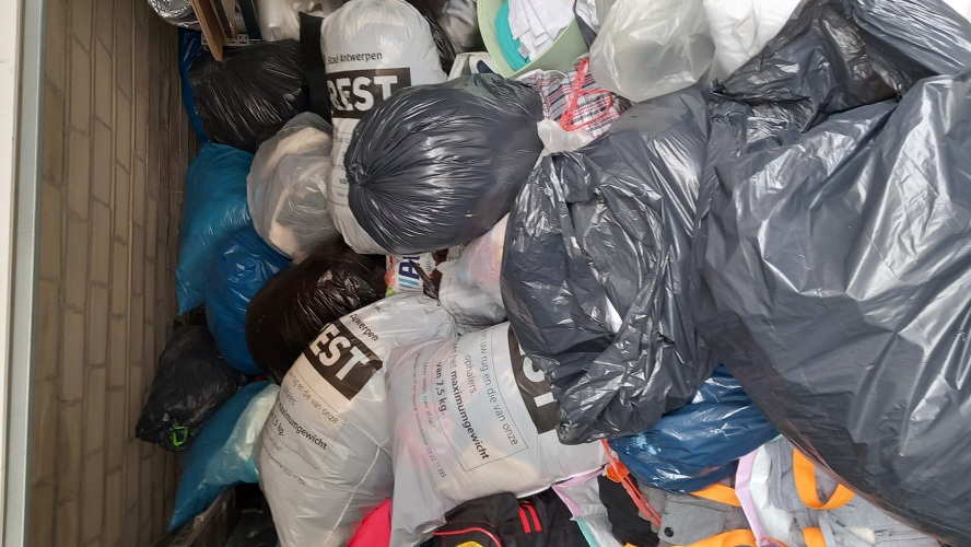 De kleding actie van de Poezewoef heeft heel wat kleding binnen gebracht