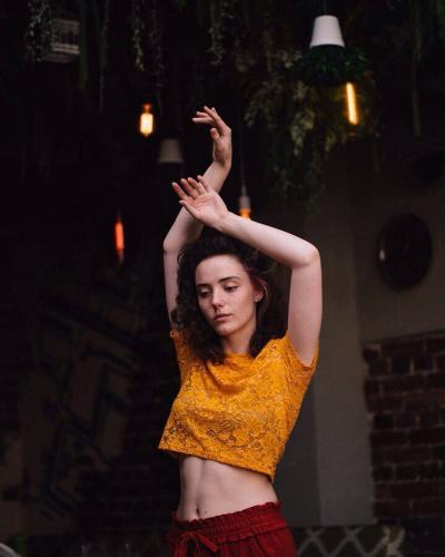 Oh what a feeling, when we're dancing on the ceiling.