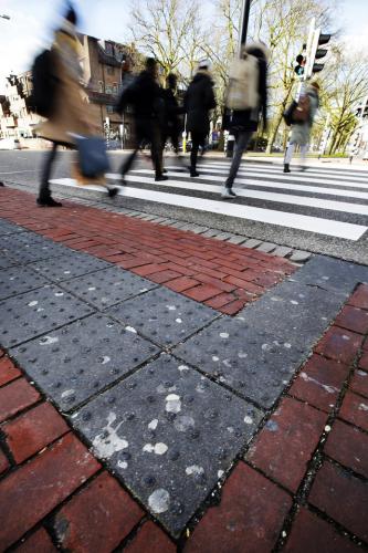 Mijn weetje is de ongelofelijke hoeveelheid kauwgom die wordt uitgespuugd op straat. Als beheerder openbare ruimte had ik de zorg dat de straten schoon waren. Vooral in drukke winkelstraten zoals in Den haag De Grotemarkststraat en de Spuistraat was een groot tapijt van uitgespuugde kaugom terwijl om de 50 meter er wel een afvalbak staat. Kijk ook eens bij tramhaltes onder de en naast de afvalbak ook daar krioelt het van de uitgespuugde kauwgom. Het verwijderen is een bijna onbegone zaak.