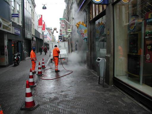Mijn weetje is de ongelofelijke hoeveelheid kauwgom die wordt uitgespuugd op straat. Als beheerder openbare ruimte had ik de zorg dat de straten schoon waren. Vooral in drukke winkelstraten zoals in Den haag De Grotemarkststraat en de Spuistraat was een groot tapijt van uitgespuugde kaugom terwijl om de 50 meter er wel een afvalbak staat. Kijk ook eens bij tramhaltes onder de en naast de afvalbak ook daar krioelt het van de uitgespuugde kauwgom. Het verwijderen is een bijna onbegone zaak.