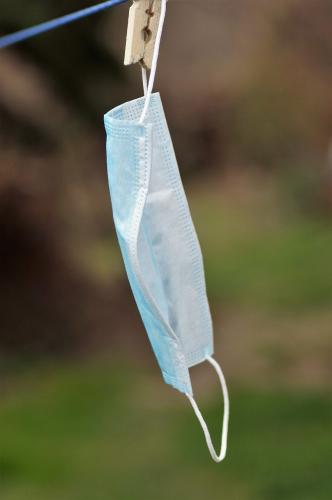 Wetenschappers weten nu welke stoffen het beste werken bij zelfgemaakte mondkapjes