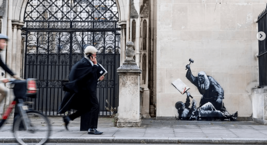 Britse autoriteiten censureren en verwijderen nieuw spijkerhard kunstwerk van Banksy