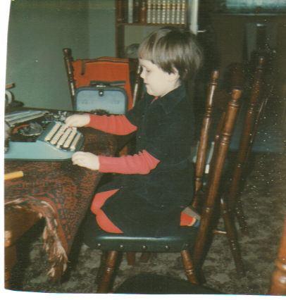 <div>Da's nie eerlijk 😂 Typen leerde ik op een typemachine van mijn vader. Dan belandden mijn vingers wel eens tussen de toetsen 🤣<br>Later inderdaad een elektrische, wat een verademing. Ook geen kabaal meer.<br>Blind typen leerde ik op school. Weet nog dat ik op een gegeven moment gemiddeld 225 apm had. Dat is tegenwoordig denk ik hoger bij mij.<br>Ik heb het een vriendin geleerd, op papier..!<br></div>