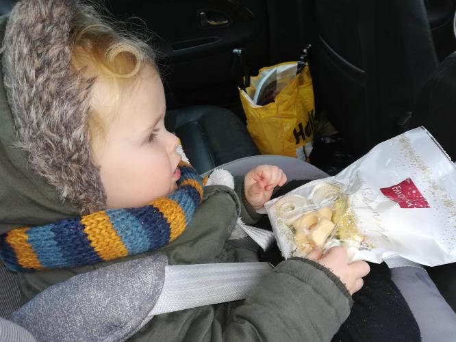 Wat leuk. Wij hadden schoentje voor bij de Lidl geknutseld. Kwamen we gisteren in de Lidl, knutselwerkje weg. Stonden er nog genoeg, maar die van hem niet meer. Hadden zelfs een uitgeprint fotootje van hem erop, om hem makkelijk te kunnen vinden, maar iemand anders vond hem blijkbaar te mooi, of de inhoud ervan. Maar lidl heeft het mooi opgelost. Ik gaf aan dat schoentje er niet meer stond, toen kreeg mijn zoontje een heel zak kerstschuimpjes. Is hij ook blij mee, haha.