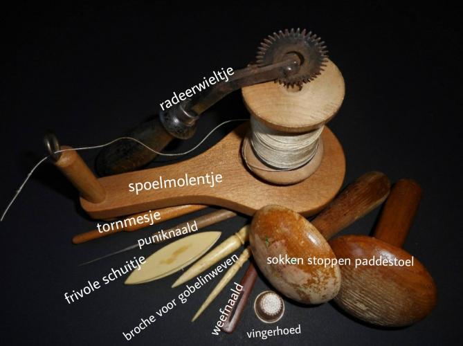 Wat leuk zo'n raad je plaatje op deze sombere dag. Vooral omdat ik het schuitje meteen herkende. Mijn oma heeft geprobeerd mij frivolité te leren. En zij had geen paddestoel om de sokken te stoppen, maar een ei. Heb alles maar in de foto geschreven. Wordt anders zo'n lang verhaal 😀