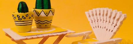 Meubeltjes van wasknijpers en ijslollystokjes voor pop of poppenhuis