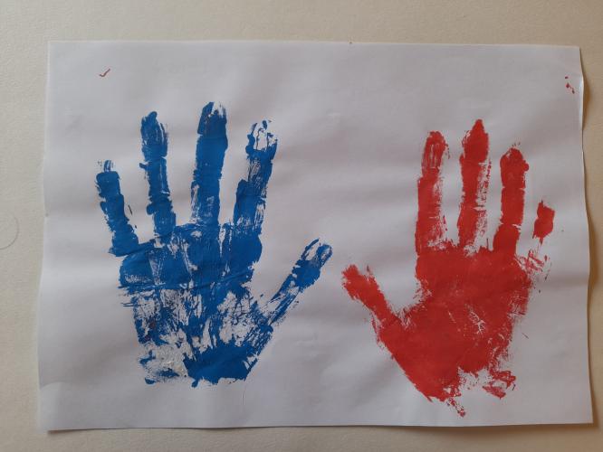 Je blog brengt gelijk een lach op mijn gezicht. Laatst hebben ze hier ook nog zitten kliederen. Het zijn natuurlijk grote handen. Ze zijn 12 en 15, maar we hebben wel goed gelachen