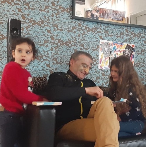 Generaties sminken: Een kleurrijk moment met de dochters van mijn dochter Iris.🎨👩‍👧‍👧✨