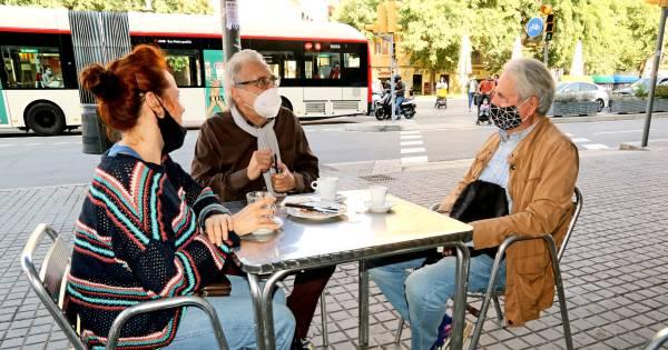  Mondkapjes in Spanje mogen vrijwel nooit af, maar toch megaveel besmettingen