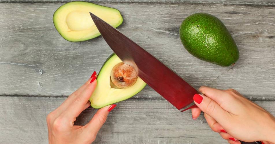  Plastisch chirurgen waarschuwen: Gebruik geen mes als je pit avocado verwijdert