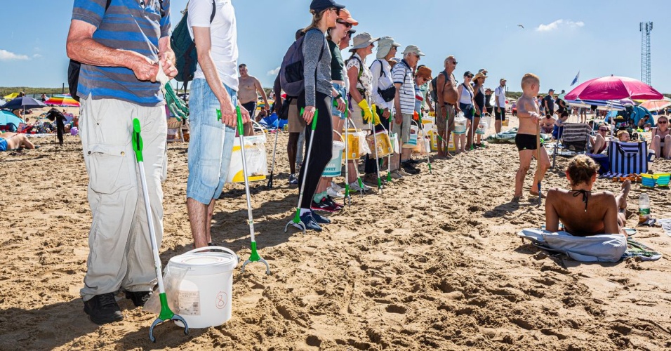 Meelopen met de Beach Cleanup Tour: peuken rapen die anderen in het zand drukken