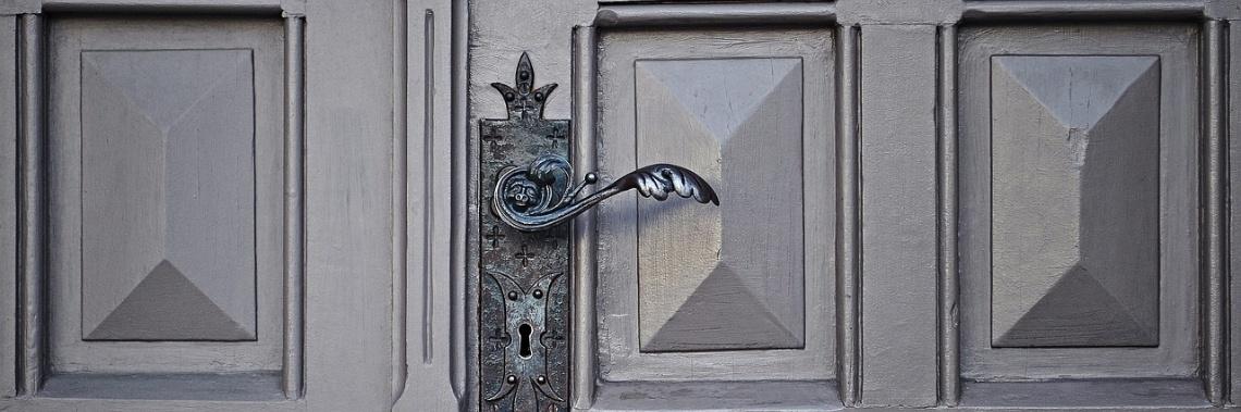  Achter gesloten deuren - Mieke Van Liefde