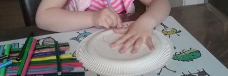 Muziekinstrument maken van papieren bordjes