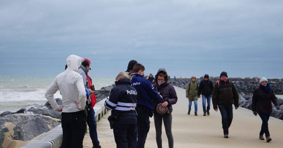  "Wandelaars negeren verbodsbord en lopen zomaar strekdam op... tot politie ingrijpt."

De scheepvaar
