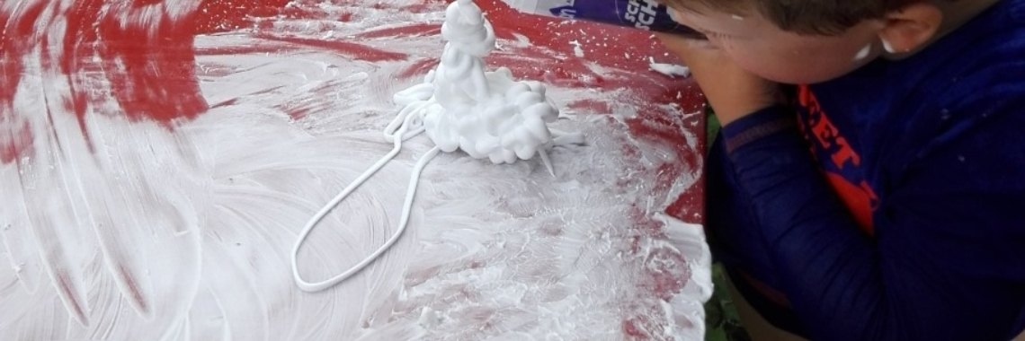 Spelen met scheerschuim, in de tuin. | Zilverbloem