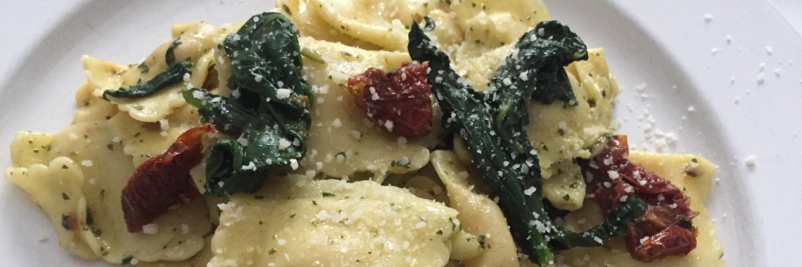 Ravioli with leaf spinach, sun-dried tomatoes and pesto | Madeleine