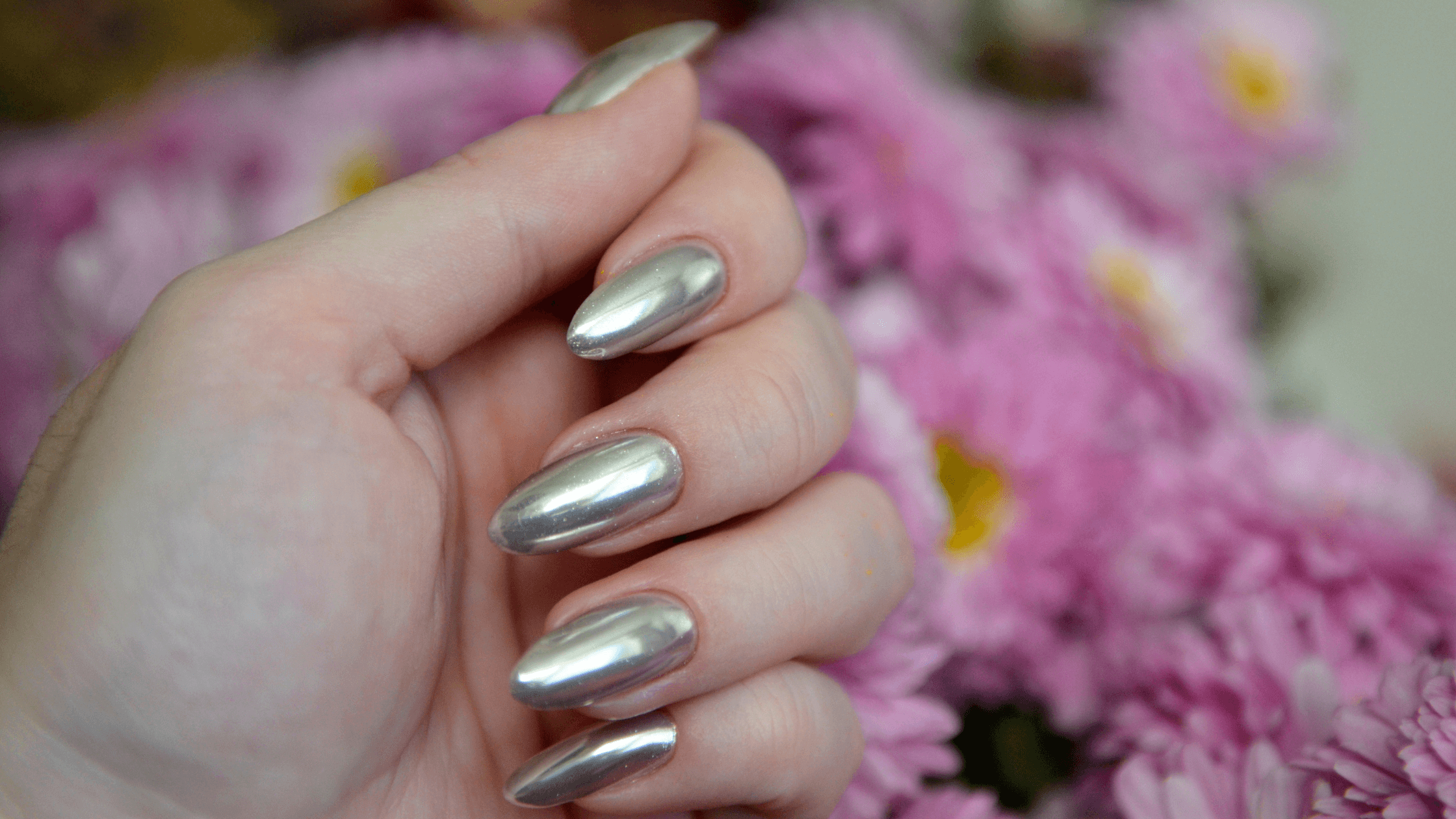 De Ultieme Gids voor Chrome Nails: Zomertrends, Stijlen en Tips | Madeleine