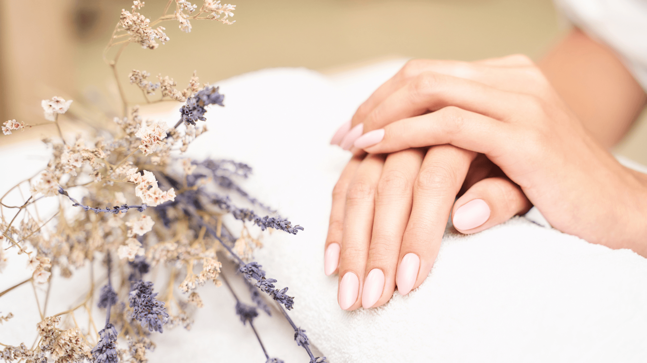 French Nails: De Tijdloze Elegantie van een Klassieke Manicure | Madeleine