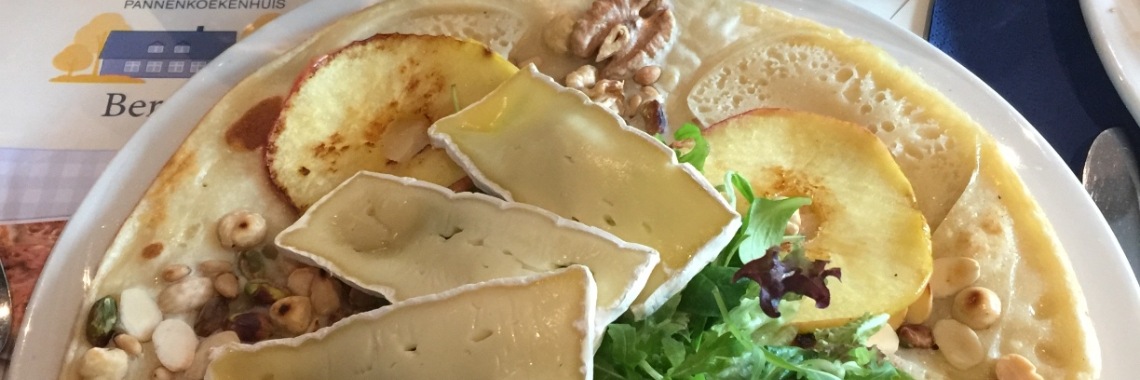 Notenpannenkoek met brie en sla | Elise