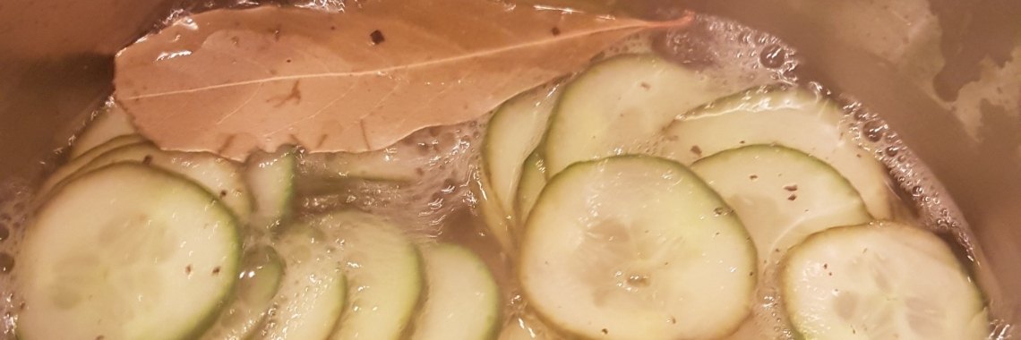 Ingemaakte komkommer in zuur | Koolhydraatbeperkterecepten.nl