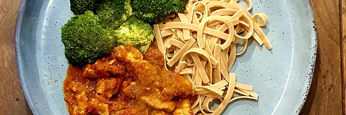 Chicken in spicy peppers sauce with tagliatelle (carbohydrate restricted) | Koolhydraatbeperkterecepten.nl