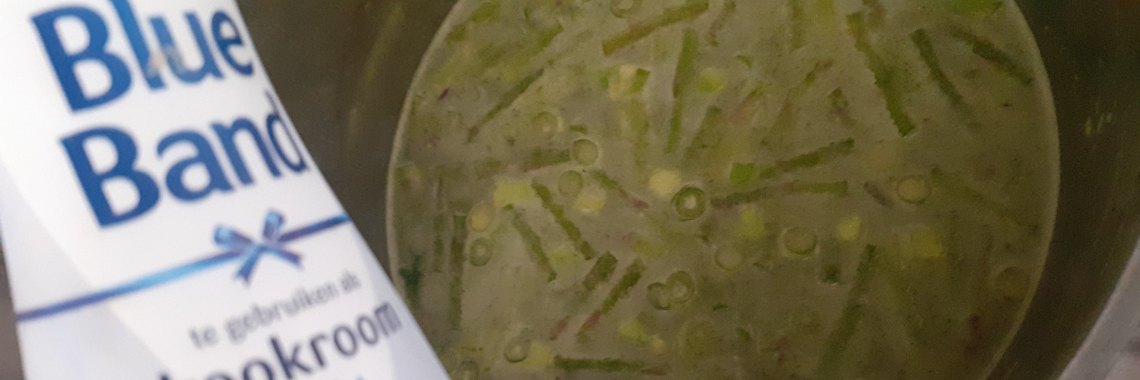 Koolhydraatarm recept romige groene aspergesoep met garnalen | CreasaNL