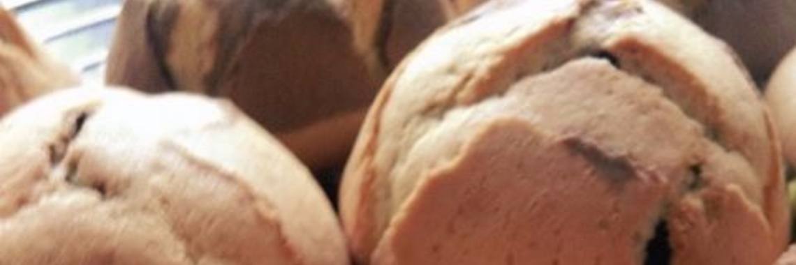 Heerlijke marmercakejes met een vleugje amandel aroma! | Marieke Bakt
