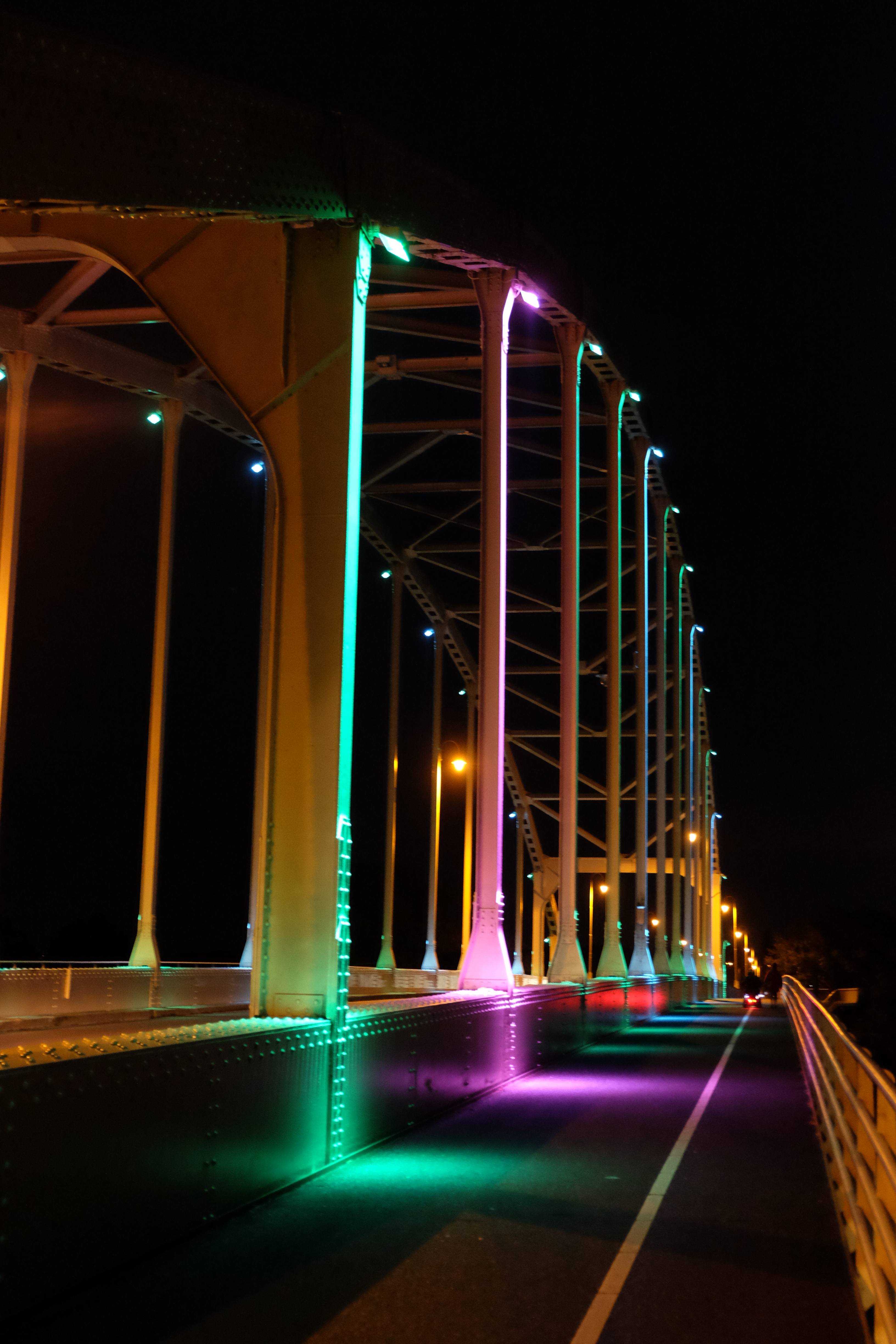 Dag 1, Pride Month in beeld - verlichte brug in Deventer