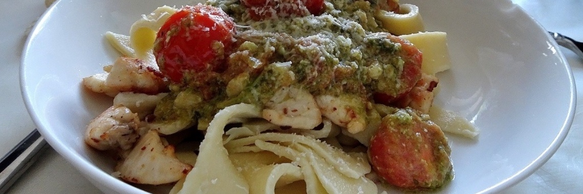 Zelf pasta maken met pesto saus en kip | Girls-Things